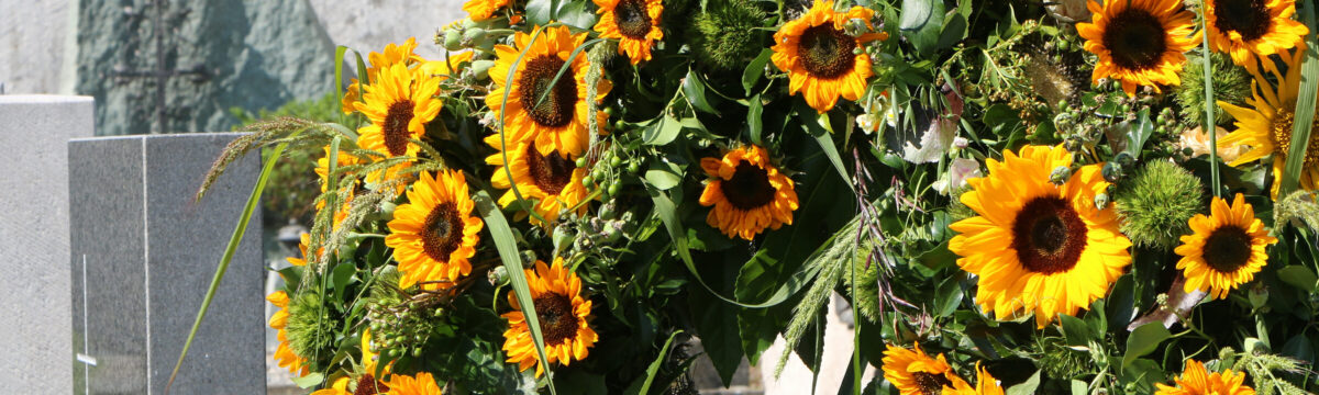 Trauerkranz mit Sonnenblumen vom Floristen